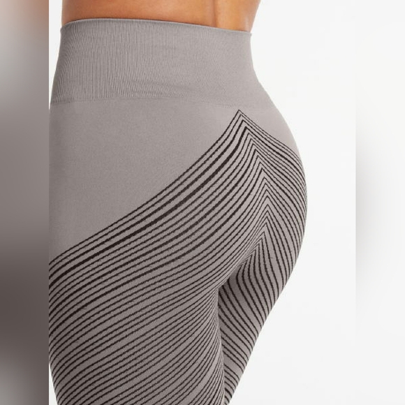 PURSUE FITNESS - Impulse Seamless Shorts - Picture 4 of 10